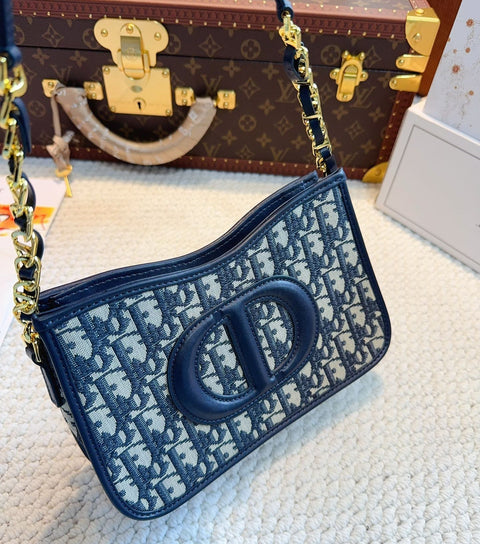 Signature chain bag